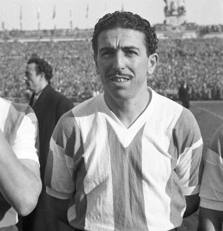 En la Selección Argentina disputo 37 partidos y marcó 17 goles.