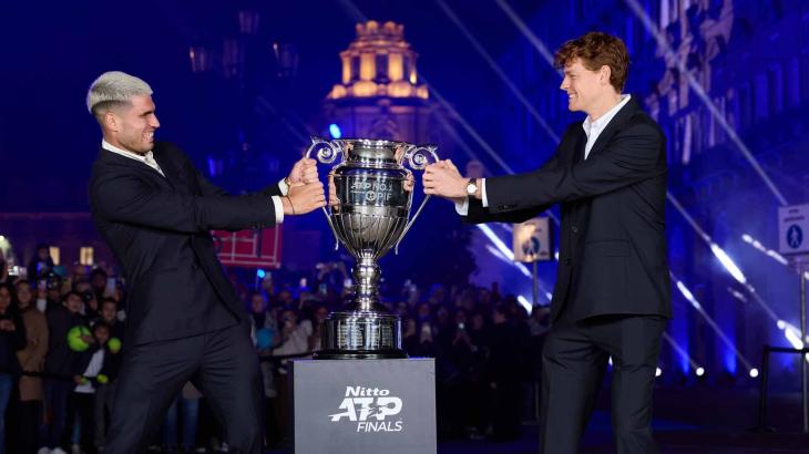 Carlos Alcaraz y Jannik Sinner en un divertido momento en la presentación de las Nitto ATP Finals