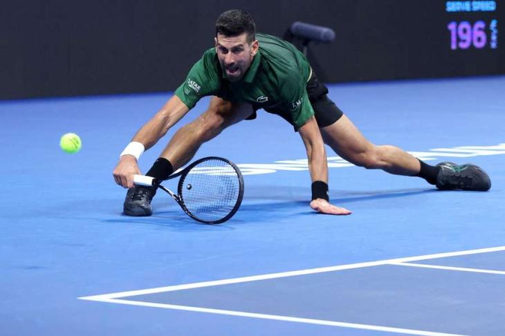 Novak Djokovic dejando todo en cada pelota en el ATP 250 de Grecia.