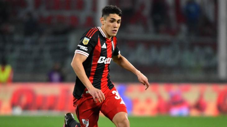 El volante ofensivo pica en punta para ser titular este domingo. Ser&aacute; su debut en supercl&aacute;sicos.