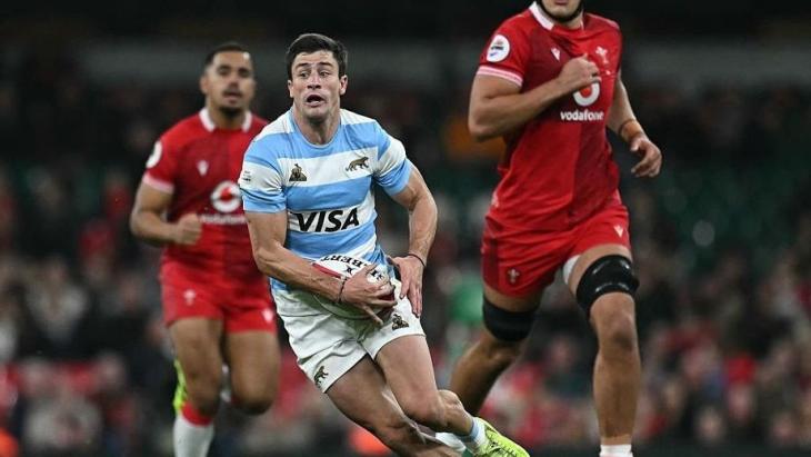 Bautista Delguy en acción con Los Pumas ante Gales.
