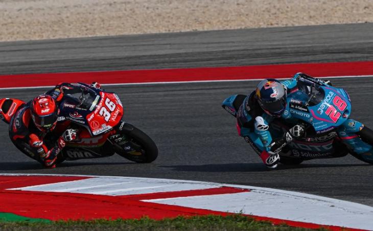 También hubo acción en Moto3 y en Moto2 el campeonato se definirá en la última fecha.