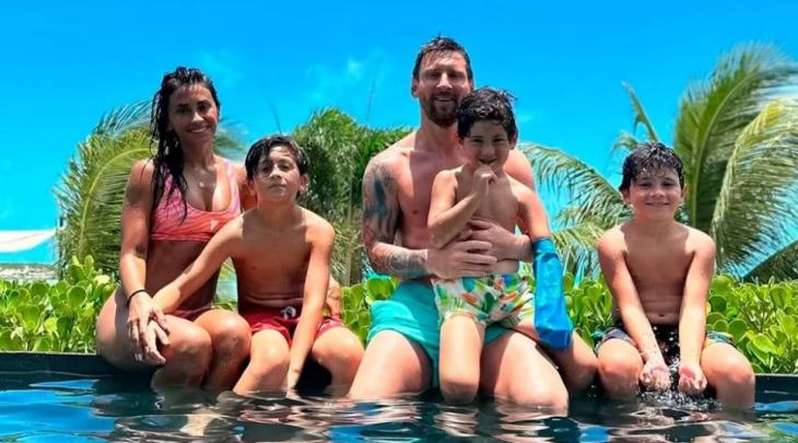 Messi disfrutando de un día soleado junto a Antonella Roccuzzo y sus hijos.