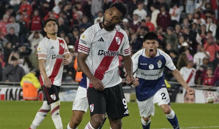 River se complicó y deberá esperar resultados si quiere clasificar a la próxima Copa Libertadores.