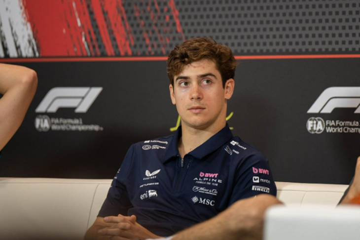 Franco Colapinto en una rueda de prensa antes de correr un Gran Premio de la Fórmula 1.