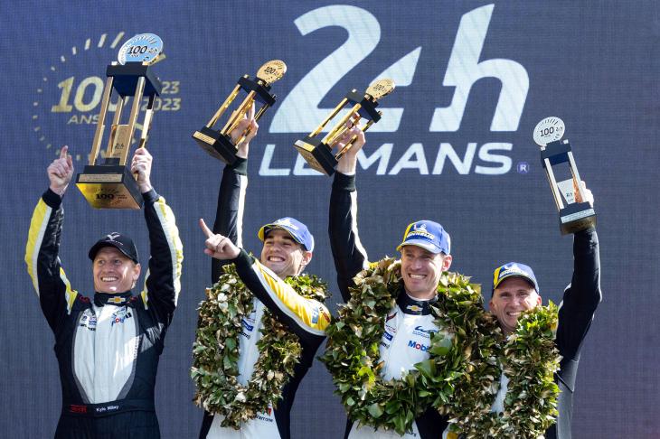 Nicolás Varrone junto a sus compañeros al ganar las 24hs de Le Mans.