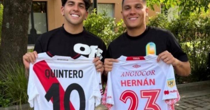 Hace unos días, intercambió camisetas con su ídolo y amigo Juan Fernando Quintero.