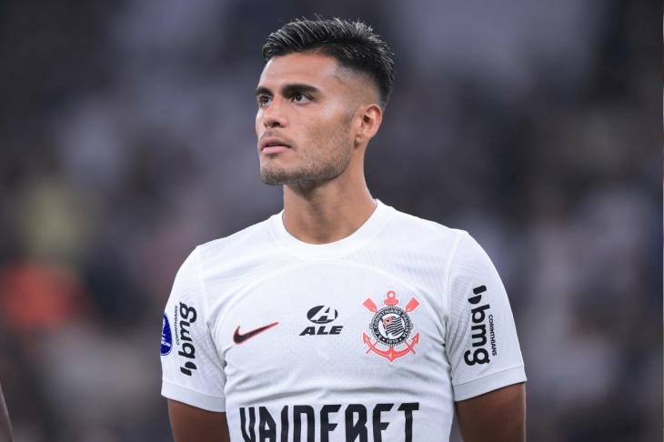 Su primer equipo en Brasil fue Corinthians donde jugó 96 partidos y marco dos goles. El "Galo" se lo compró por 6 millones de dólares.