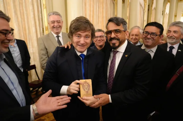 Javier Milei junto a pastores evang&eacute;licos en la Casa Rosada mientras la Iglesia Cat&oacute;lica enviaba su saludo por carta.