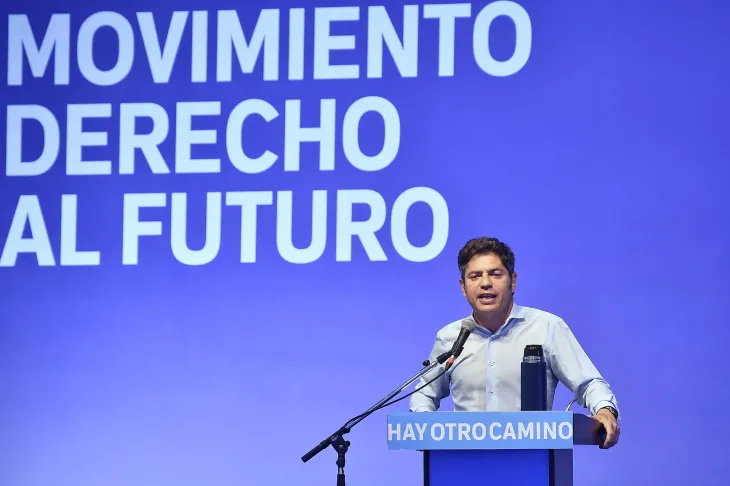 Axel Kicillof hablando de frente durante su discurso de lanzamiento del Movimiento Derecho al Futuro nacional.