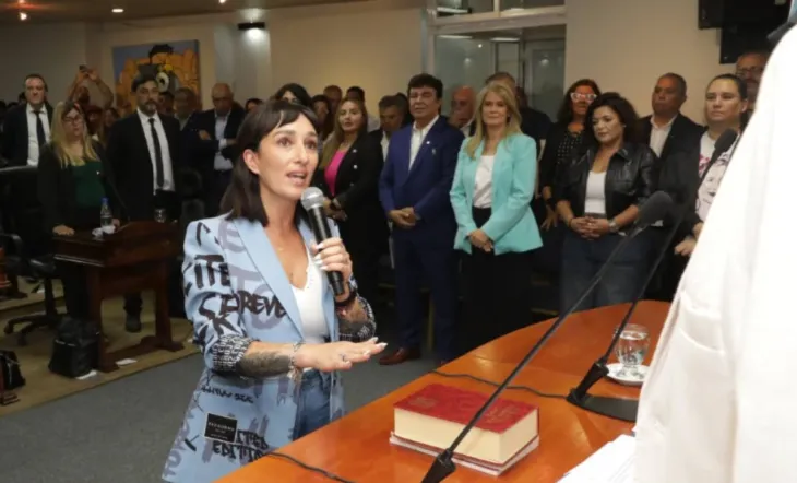 La concejala Leila Gianni en el momento de su jura en el Concejo Deliberante de La Matanza, el 11 de diciembre, antes de conformar el bloque Alianza Libertad Republicana.