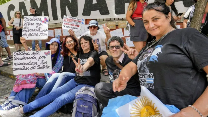 Seguidores de Cristina Kirchner colocan banderas de apoyo frente al Sanatorio Otamendi durante su internaci&oacute;n en Navidad.