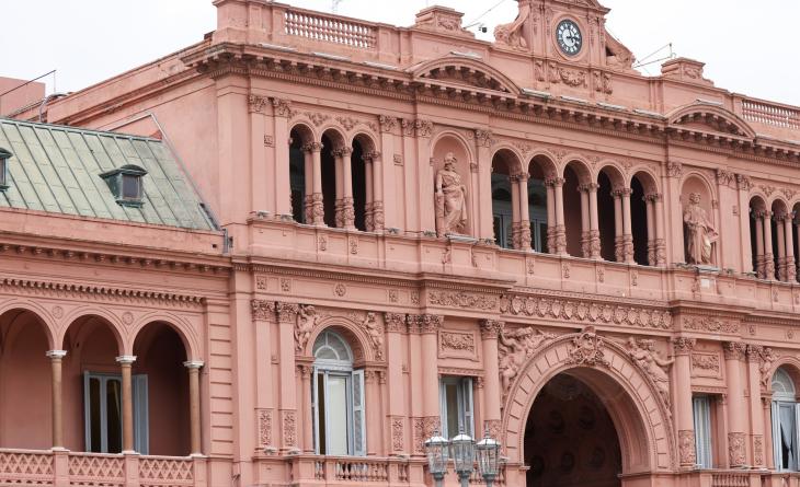 Fachada de la Casa Rosada en Buenos Aires, sede del Gobierno donde se define la estrategia judicial para defender el DNU de la SIDE ante los amparos presentados.