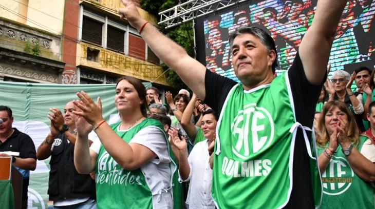 Banderas de gremios estatales y docentes en una movilización en La Plata exigiendo la reapertura de paritarias a Axel Kicillof por el desfasaje salarial.