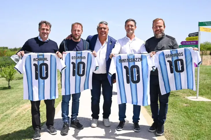 Intendentes del conurbano posando con la camiseta n&uacute;mero 10 de la Selecci&oacute;n junto a Claudio Tapia.