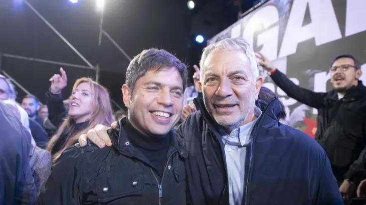 El intendente Julio Alak junto al gobernador Axel Kicillof, una imagen que simboliza el posible consenso para la unidad del PJ bonaerense.