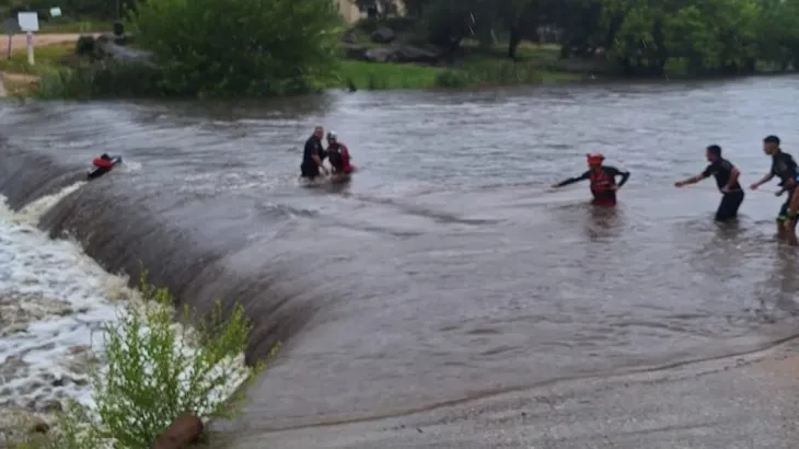 Efectivos del Departamento de Unidades de Alto Riesgo (Duar) realizando el rescate de un hombre de 27 años en el río Los Chorrillos tras el temporal en Córdoba.