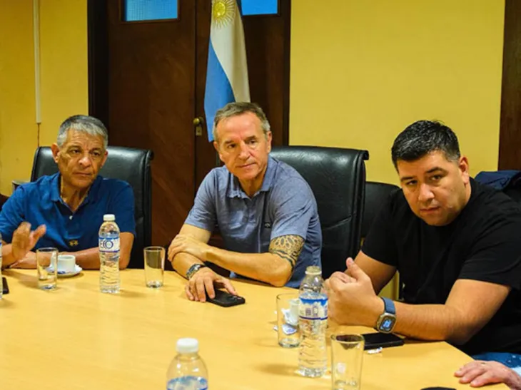 Dirigentes de la CGT analizando las nuevas se&ntilde;ales de negociaci&oacute;n enviadas por el oficialismo tras el desplazamiento de Sturzenegger.