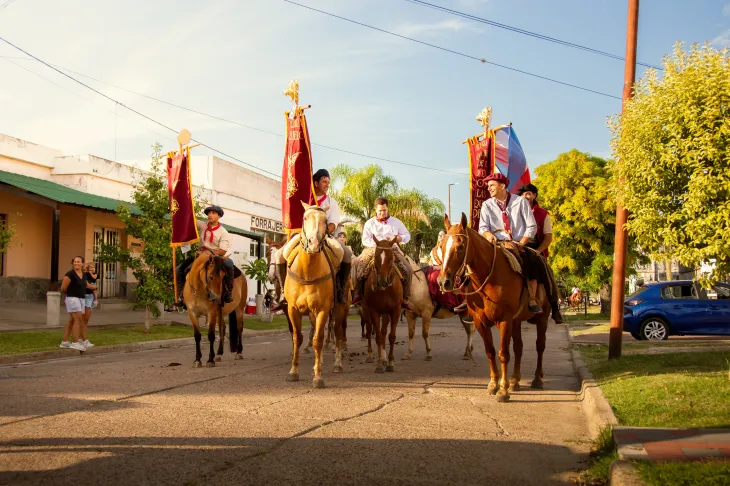 Banderas violetas de Las Fuerzas del Cielo en el Festival de Diamante.