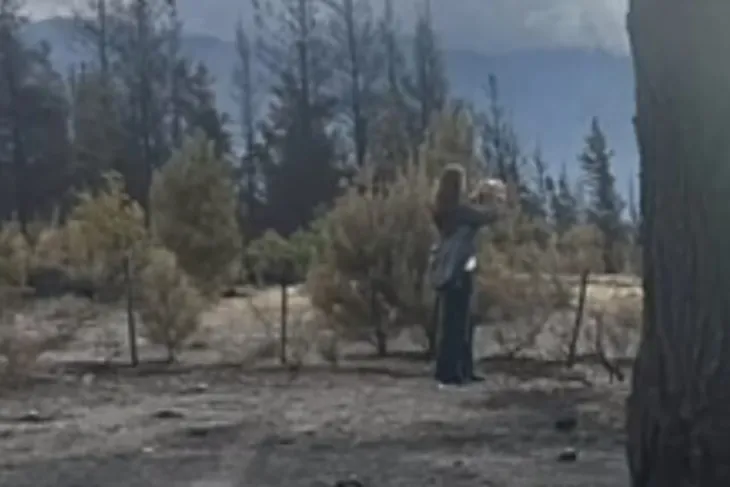 Victoria Villarruel en Epuy&eacute;n durante su recorrida por las zonas afectadas por los incendios forestales.