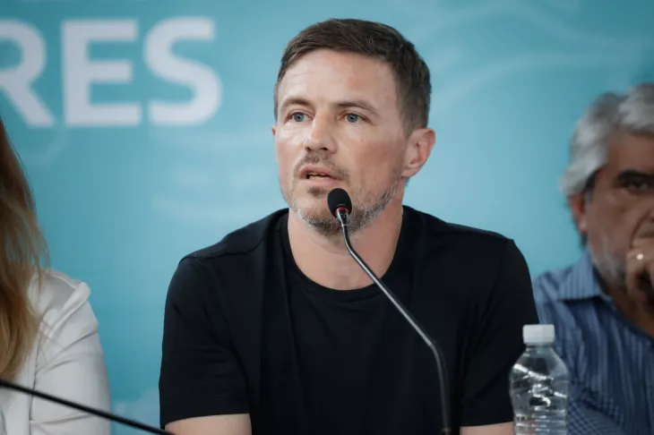 Augusto Costa presentando las cifras de la caída de actividad turística en la costa bonaerense.