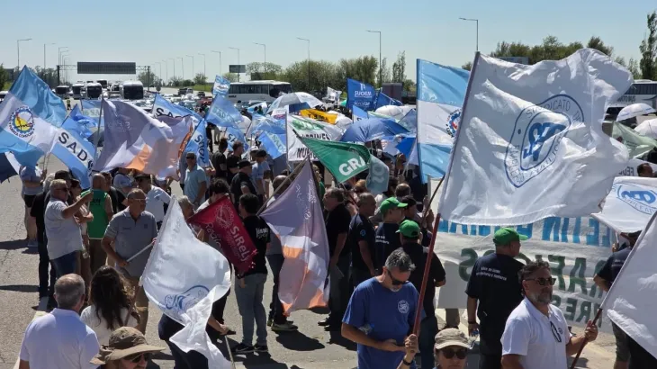 Caos vehicular en el peaje de la autopista a Villa Carlos Paz tras la protesta estatal.
