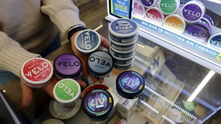Diferentes presentaciones de bolsas de nicotina saborizadas circulando en el mercado bonaerense.