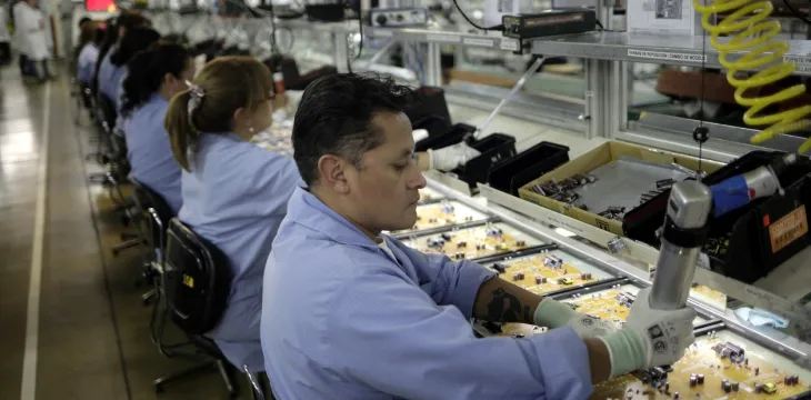 Operarios de la industria electr&oacute;nica trabajando en el ensamblaje de celulares en Tierra del Fuego.