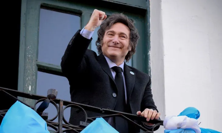 El mandatario asiste al festival de doma antes de emprender su viaje a Davos.