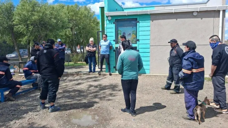 Trabajadores exigen la reincorporaci&oacute;n de despedidos y el pago inmediato de haberes.