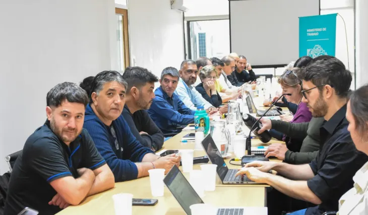 Los gremios bonaerenses aceptaron la suba del 4,5% y volver&aacute;n a negociar en febrero.