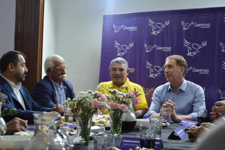 Diego Santilli durante una visita pol&iacute;tica en la provincia de Salta.