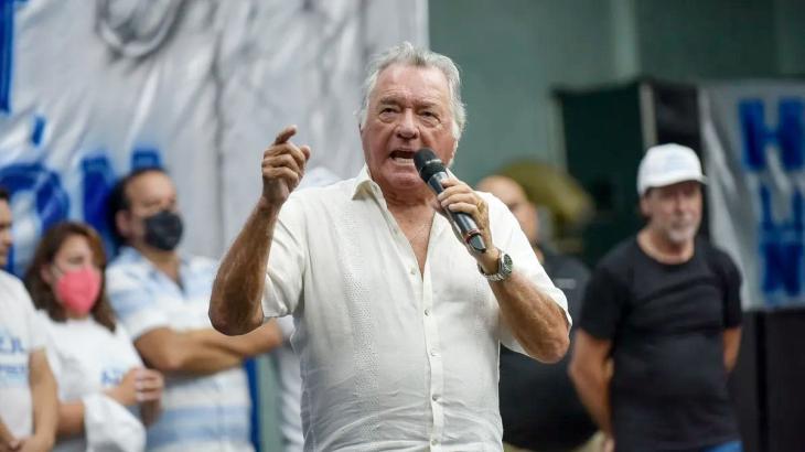 Luis Barrionuevo impulsa una cumbre sindical para exigir un paro contra la reforma.