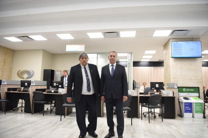 Las nuevas autoridades de la Caja Popular de Ahorros durante la jura.