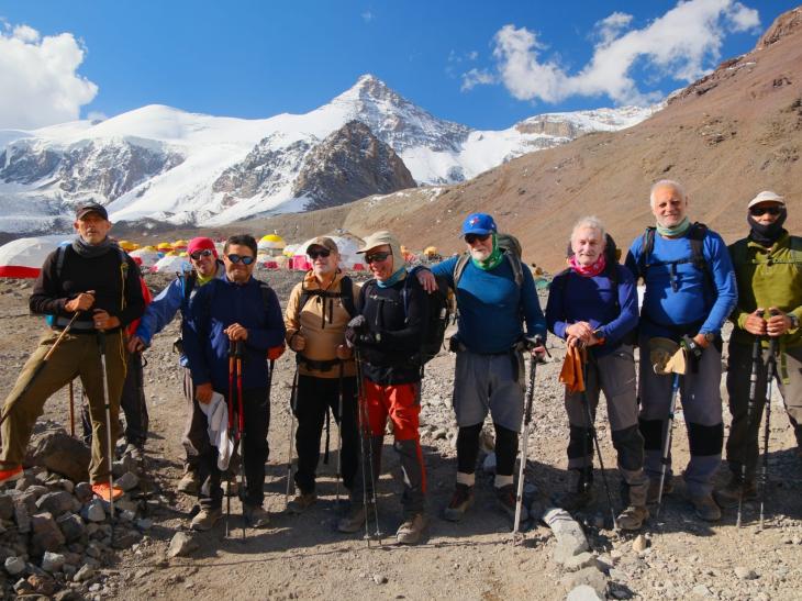 El encuentro de veteranos argentinos y brit&aacute;nicos en la cima del Aconcagua.