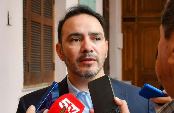 El gobernador de Corrientes, Gustavo Vald&eacute;s, quien condiciona el apoyo de sus senadores.