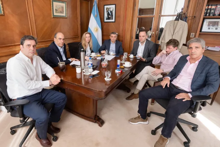 Integrantes de la mesa pol&iacute;tica del Gobierno nacional analizando el presupuesto para incendios.