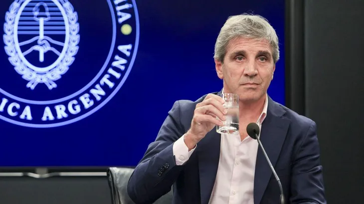 El ministro Luis Caputo analiza alternativas para resarcir a las provincias por la reforma laboral.