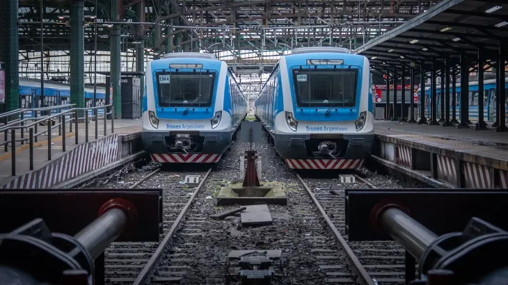 Estaci&oacute;n de trenes desierta por medida de fuerza.
