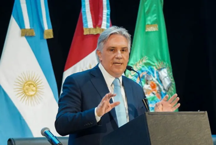 El gobernador Llaryora hablando ante la Legislatura.