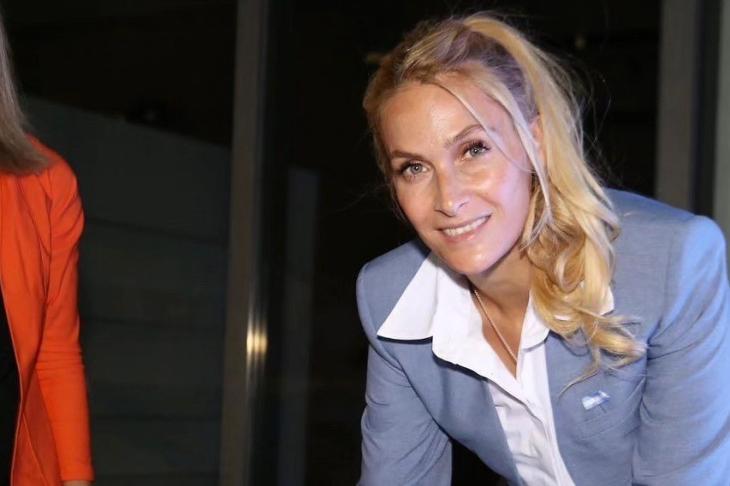 Fernanda Astorino Hurtado en la firma de Provincia Leasing con Kicillof.