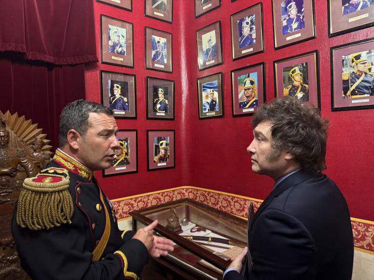 El Presidente discutiendo detalles t&eacute;cnicos con jefes militares.