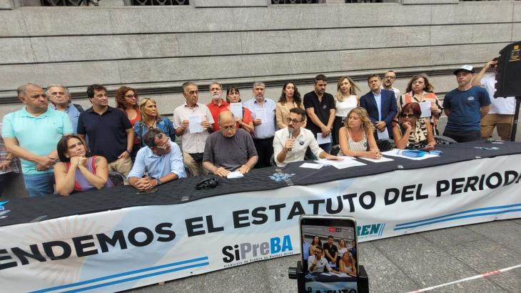Manifestaci&oacute;n en defensa del Estatuto del Periodista en las inmediaciones del Senado.