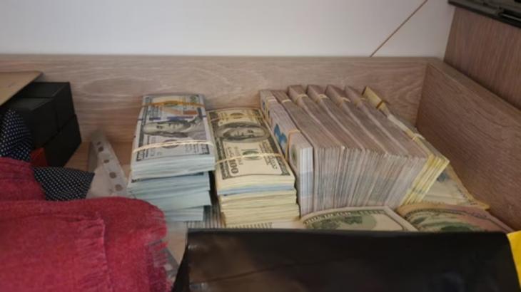 Dinero en efectivo y m&aacute;quinas contadoras halladas en los procedimientos judiciales.