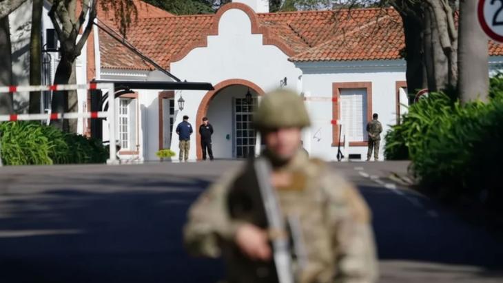 Soldado del Ej&eacute;rcito cumpliendo funciones de vigilancia en la residencia presidencial.