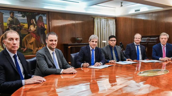 Ministros del gabinete nacional analizando el impacto fiscal de la ley en el Congreso.