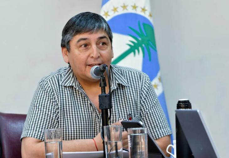 El dirigente gremial Carlos Quintriqueo tras presentar la denuncia penal.