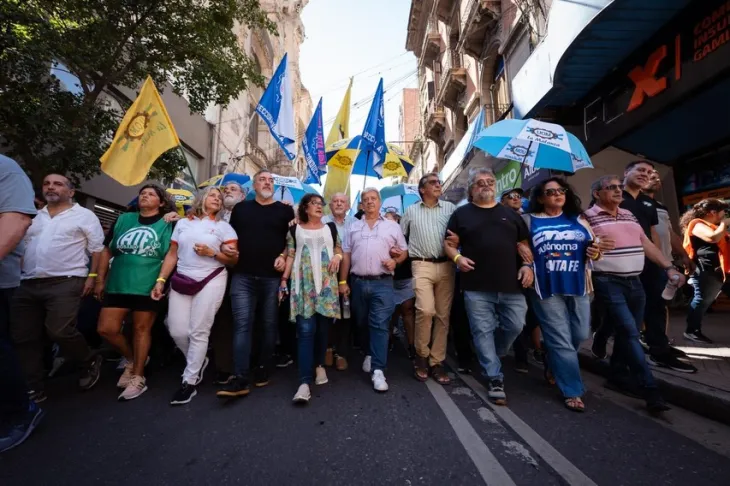 M&aacute;s de 20 mil trabajadores marchando en Rosario contra el proyecto de ley del gobierno nacional.