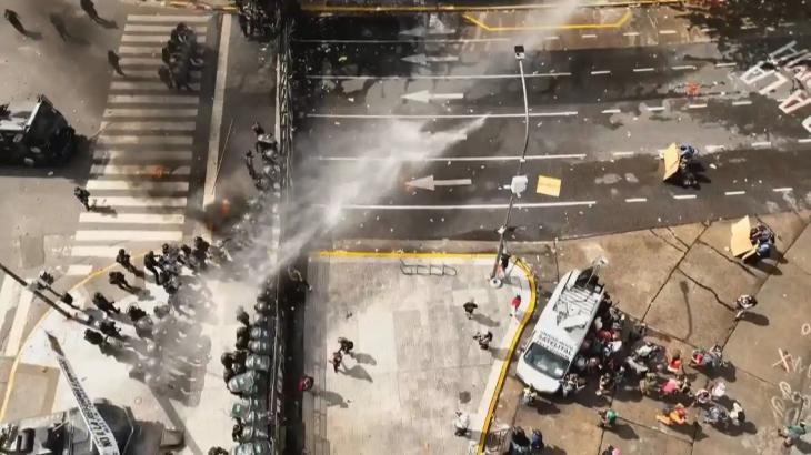 Manifestantes frente a las vallas del Congreso durante la protesta contra la reforma laboral.