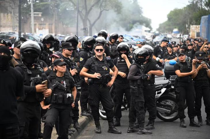 Los bajos salarios, la salud mental y el desarraigo, entre las causas de la protesta policial en Santa Fe.